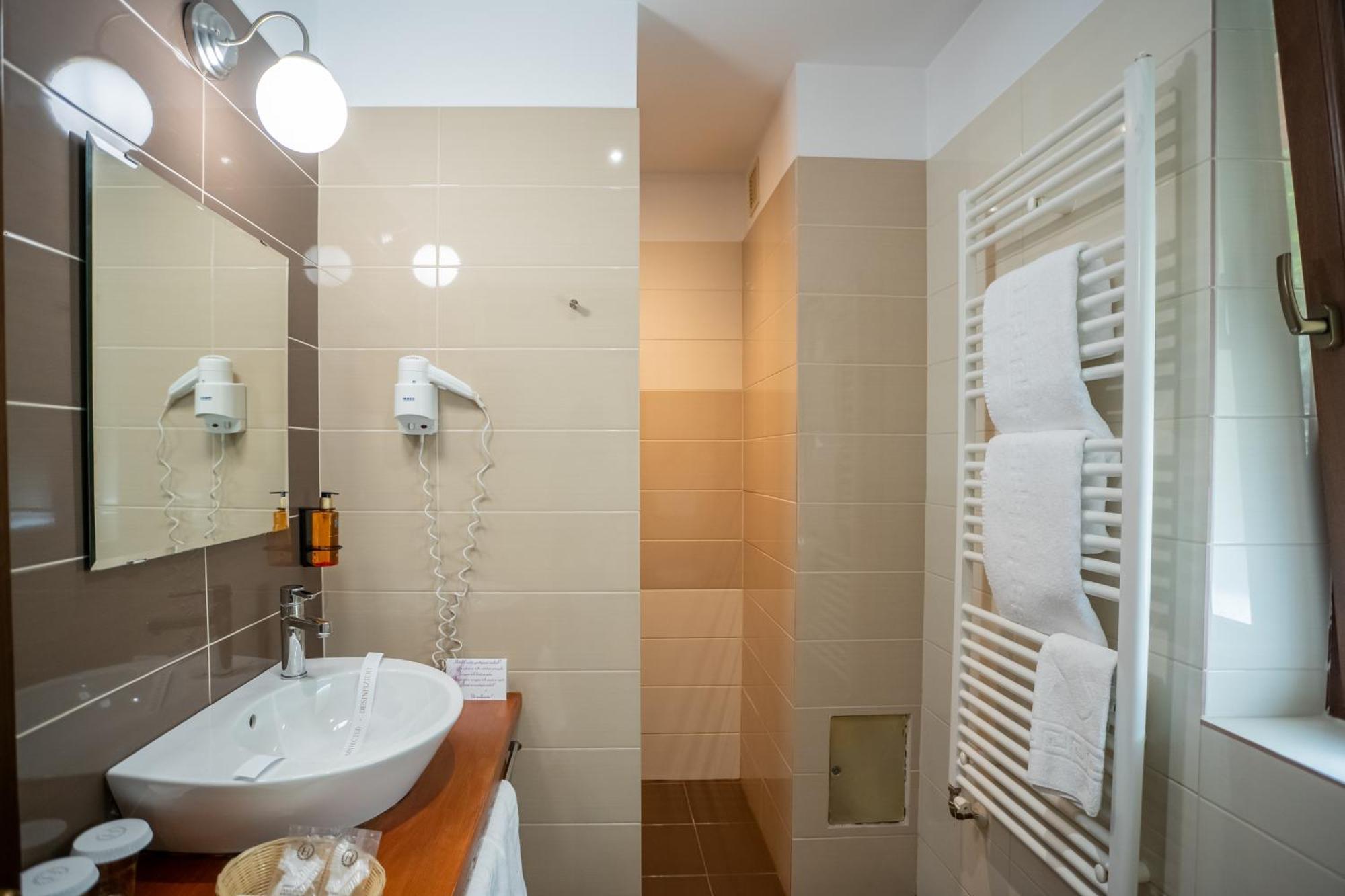 Opus Villa Sinaia Exterior foto A walk-in shower
