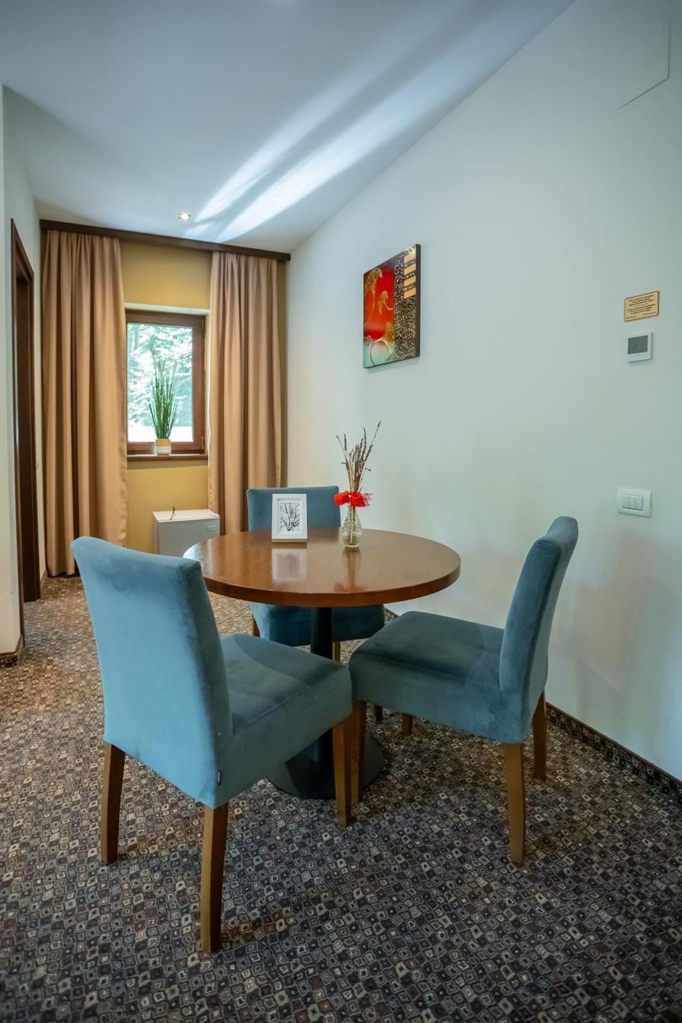Opus Villa Sinaia Exterior foto A dining room