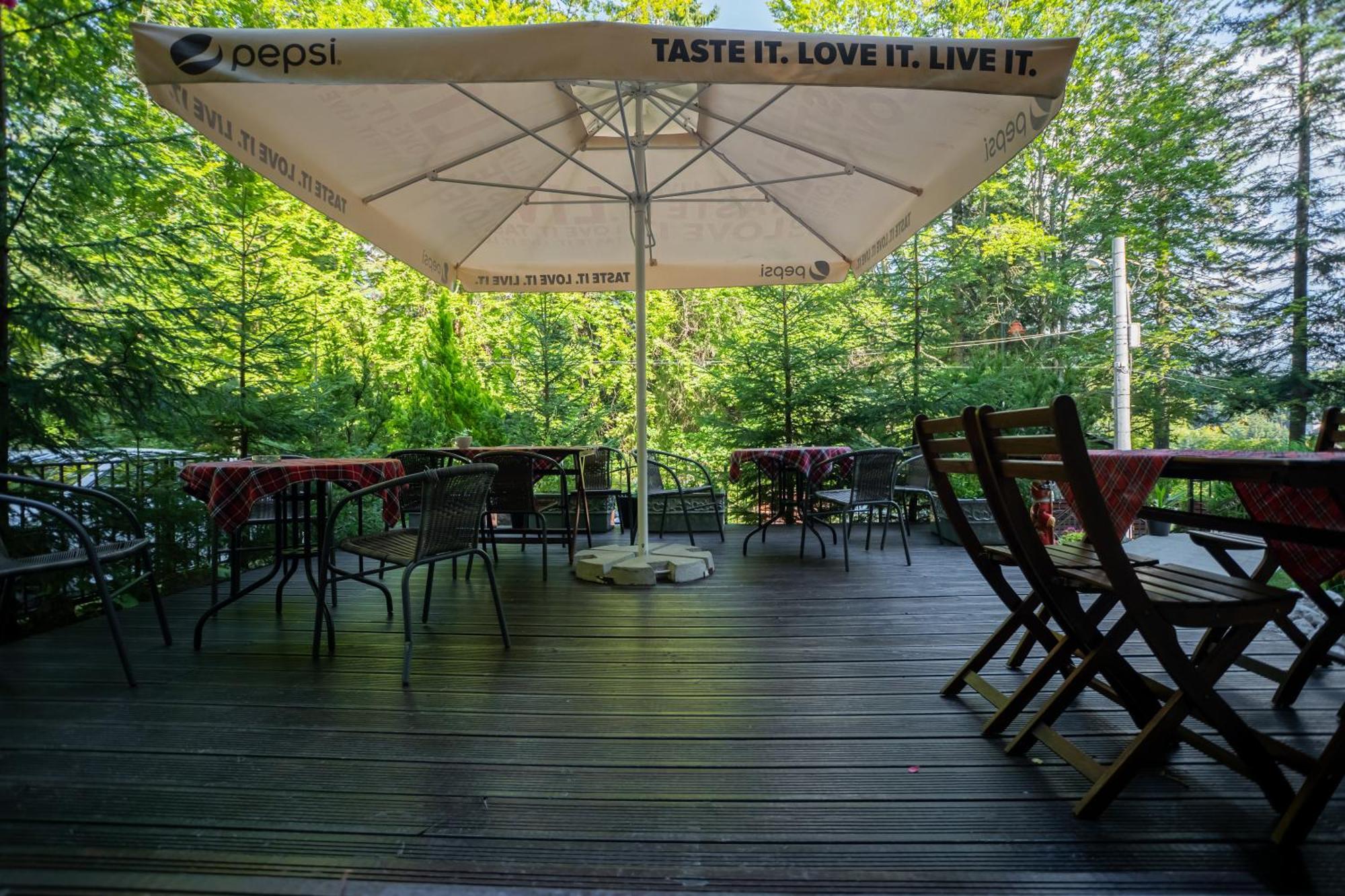 Opus Villa Sinaia Exterior foto A patio umbrella