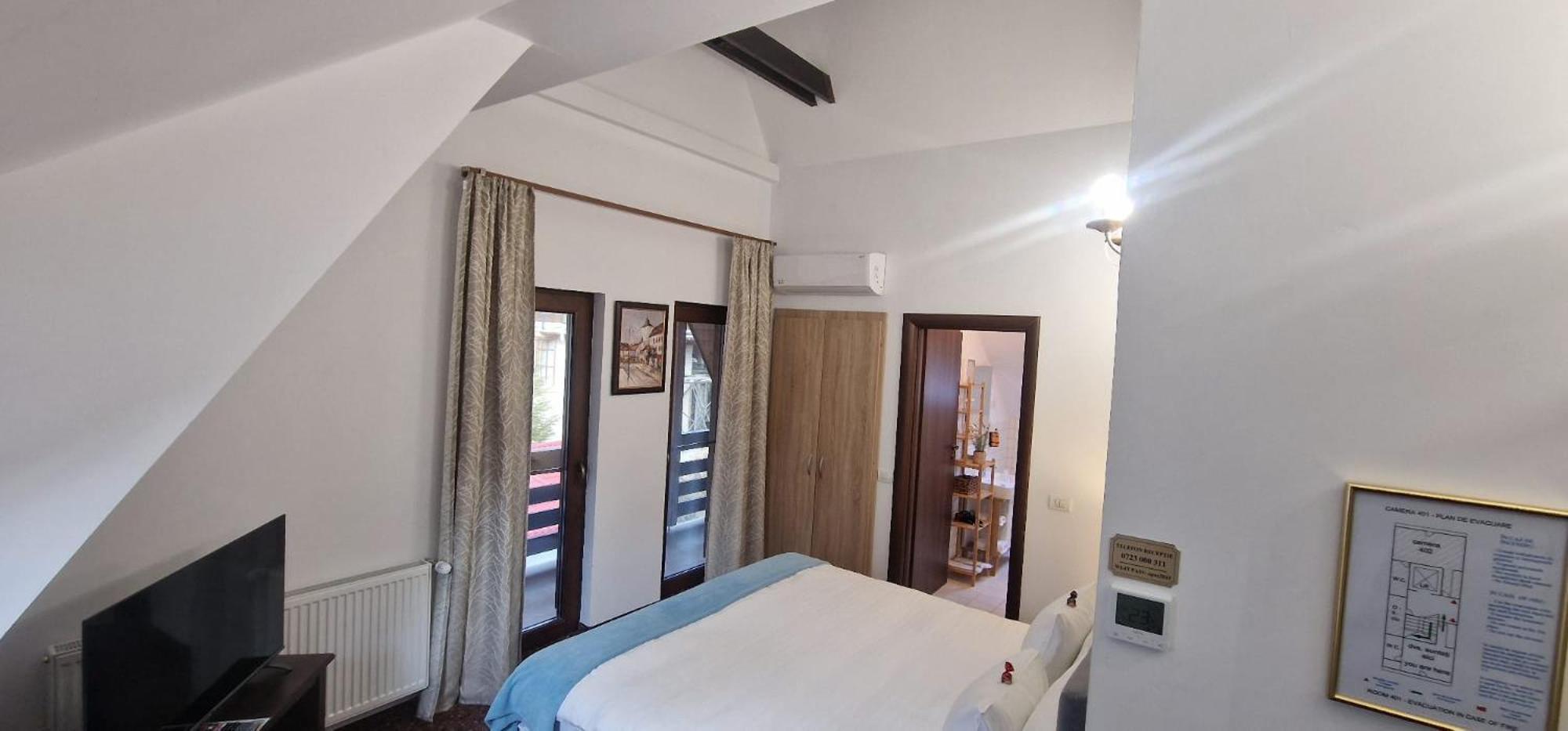 Opus Villa Sinaia Exterior foto A bedroom at the hotel